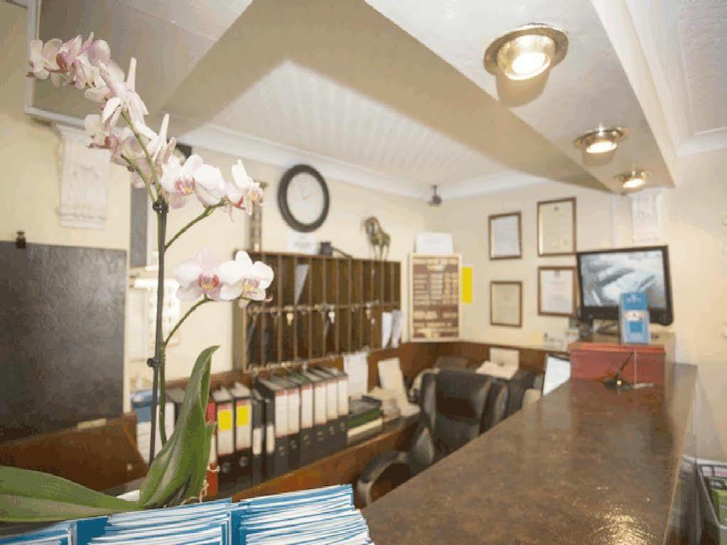 Oyo Ridgeway Hotel チングフォード エクステリア 写真